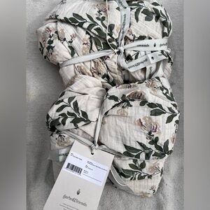 Garbo & Friends fitted sheet
This listing is for one. (We have two available)